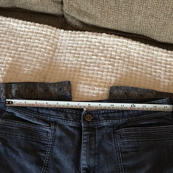 Gently loved Women's Blue Capri Stretch Jeans with Embroidered Hem - Picture 9 of 13